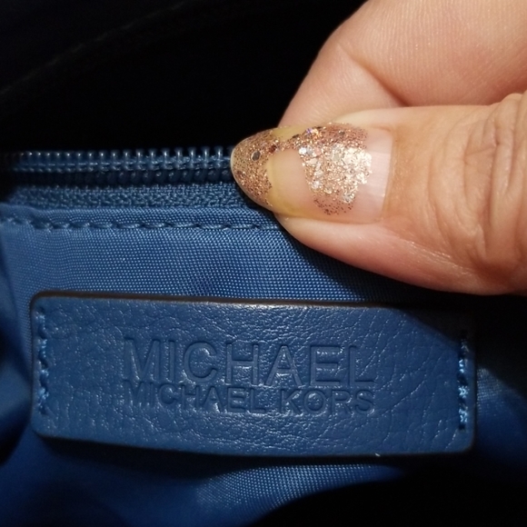 Micheal micheal kors cross body purse - Picture 6 of 8